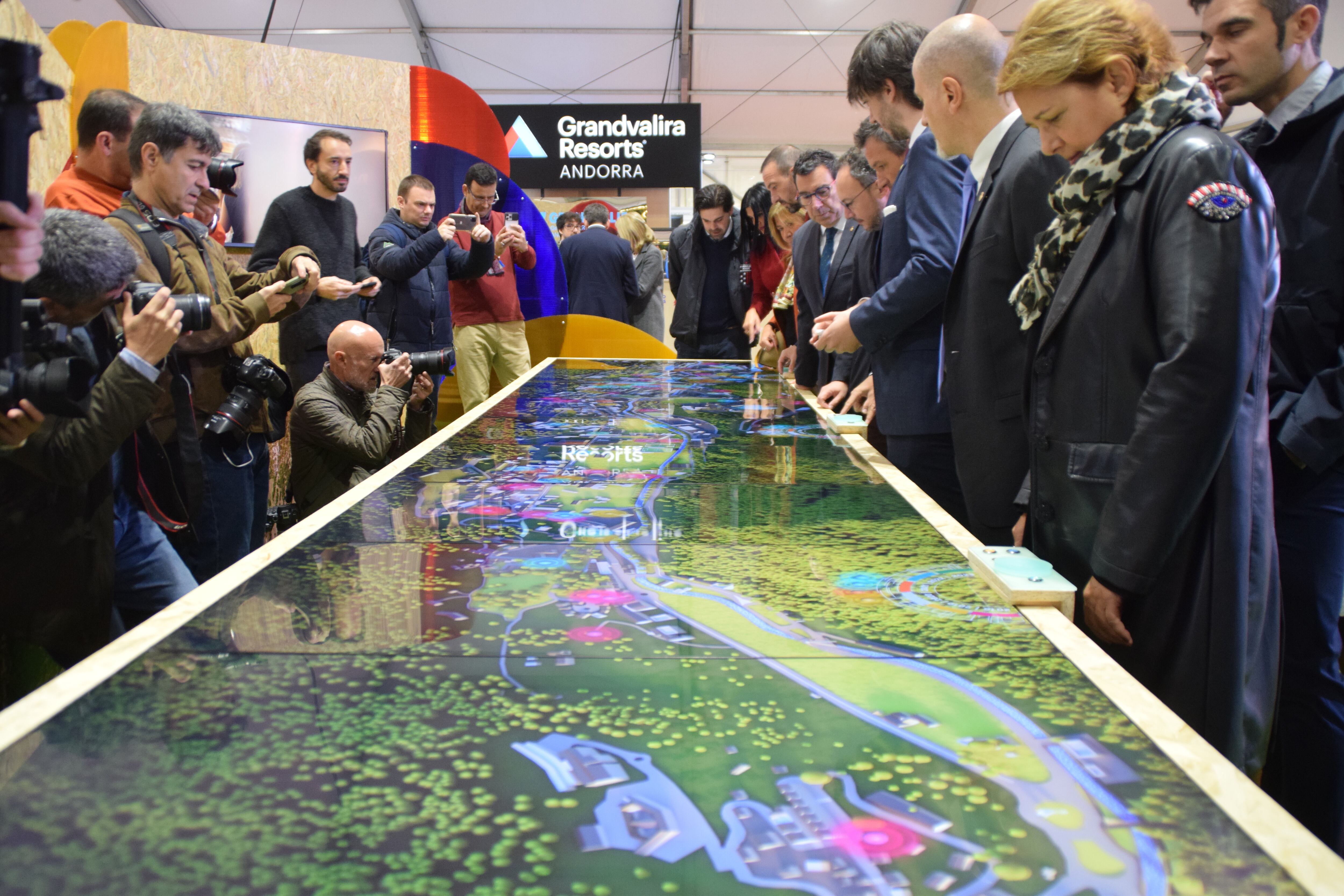 Una de les novetats de la fira d'enguany, el panell interactiu que mostra les millores dutes a terme a la capital.