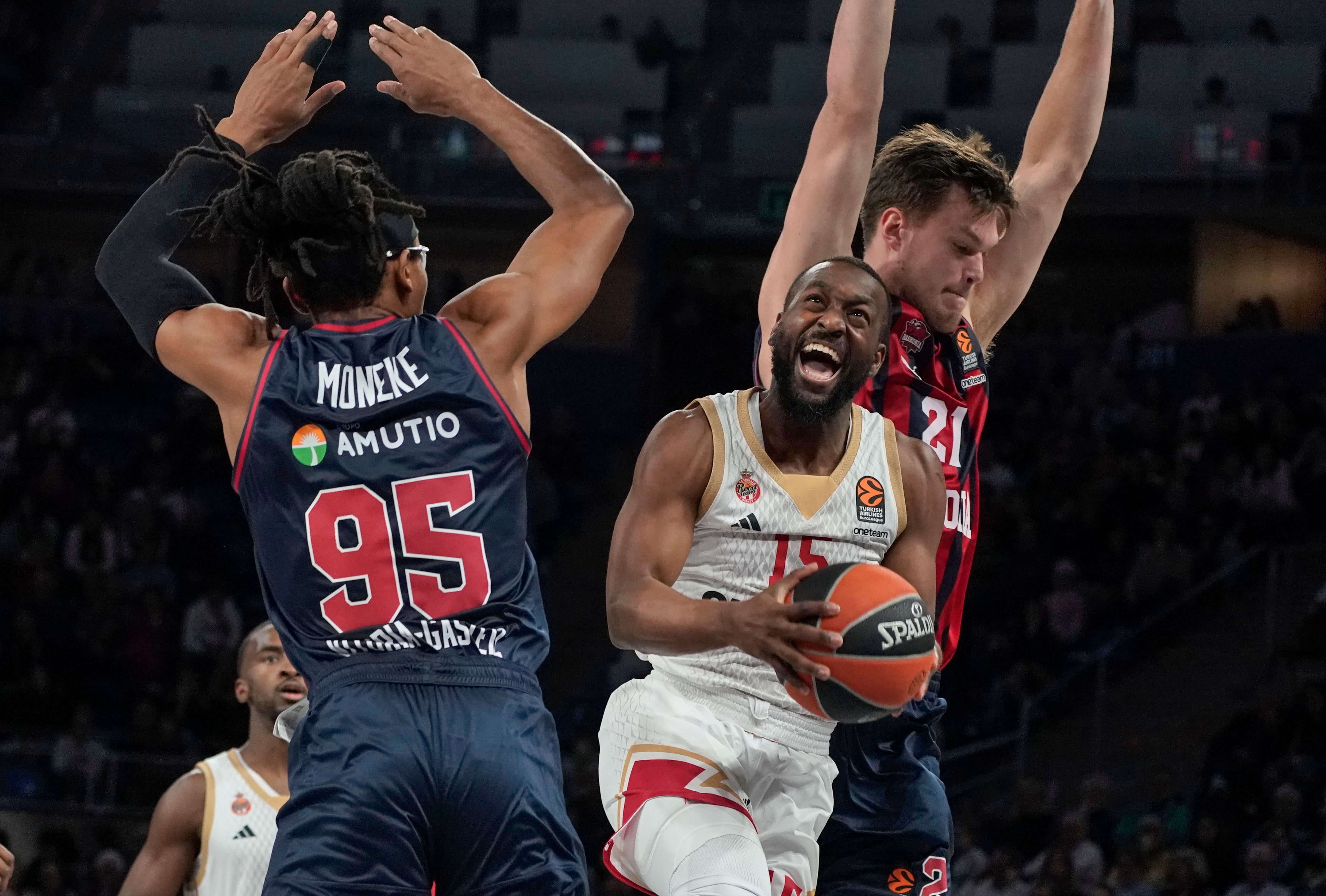 Kemba Walker (c) intenta superar al nigeriano Chima Moneke (i) y al estonio Maik Kotsar, ambos del Baskonia durante el partido de la Euroliga que se disputa este viernes en el Fernando Buesa Arena de Vitoria. EFE / L. Rico