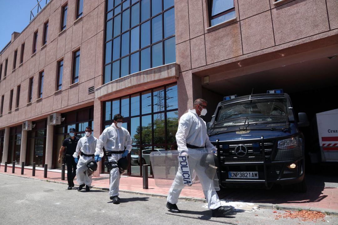 Agentes de la Policía Nacional custodian centro con un rebrote de COVID-19 en Málaga esta semana