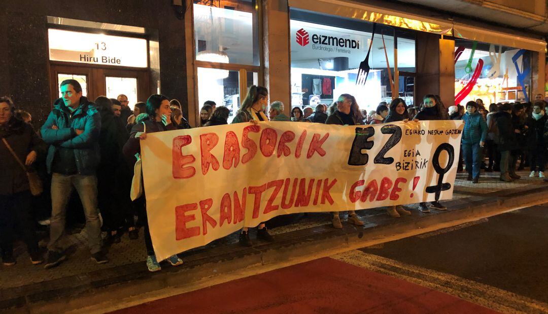 Vista de la concentración celebrada en el barrio donostiarra de Egia para condenar el intento de violación a una menor.