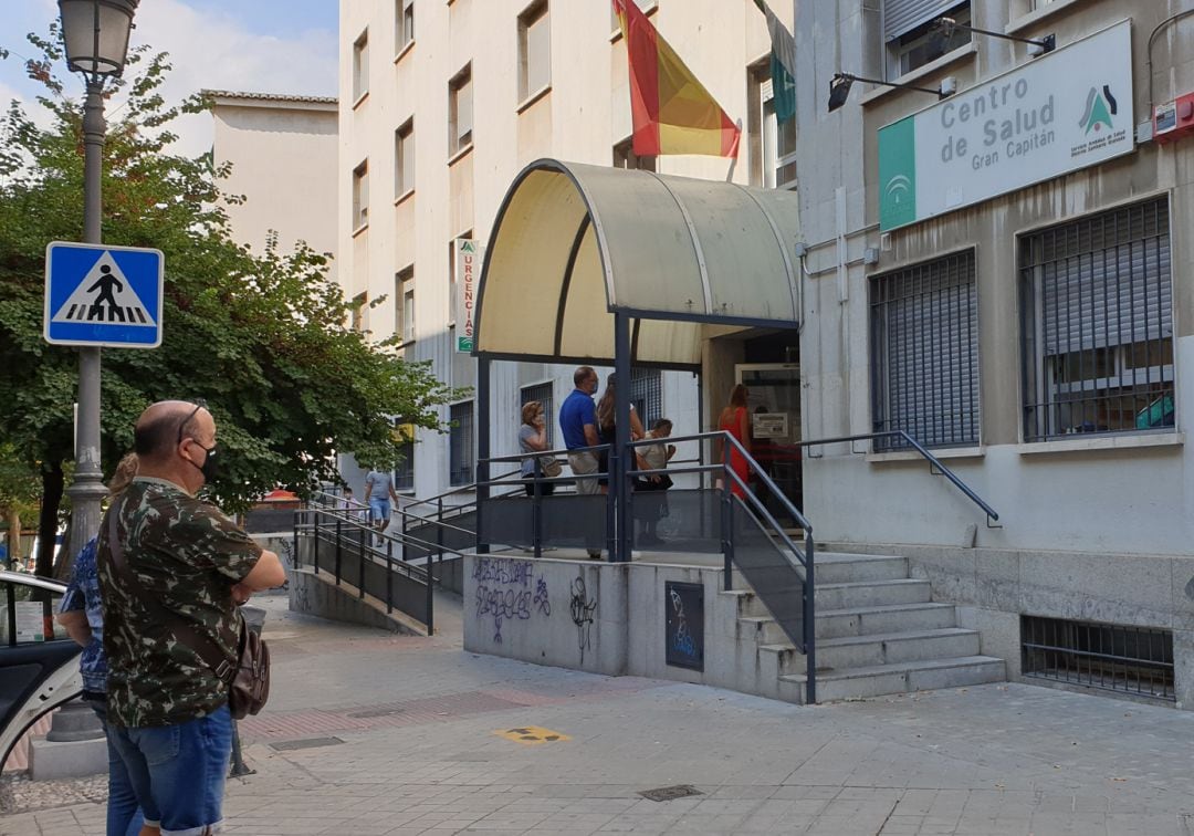 Colas de pacientes a las puertas del centro de salud Gran Capitán de Granada este martes, 8 de septiembre
