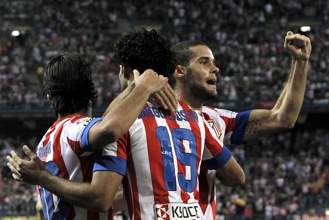 El centrocampista del Atlético de Madrid Mario Suárez celebra su gol, el primero de su equipo, junto al centrocampista turco Arda Turan y el delantero brasileño Diego Costa.