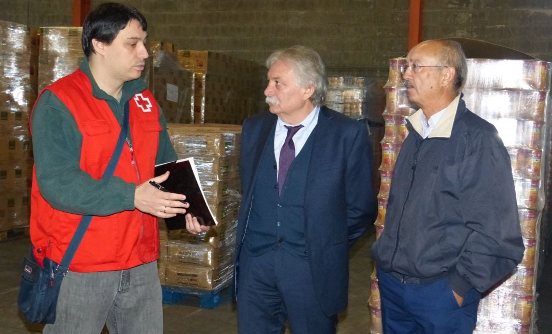 Juan Diego Conde explica al subdelegado del gobierno el procedimiento