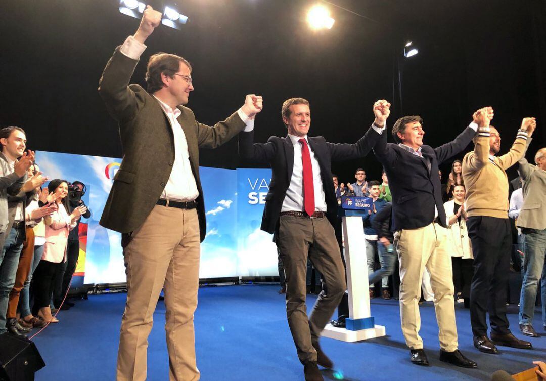 Casado, junto a Mañueco y Bermúdez de Castro.