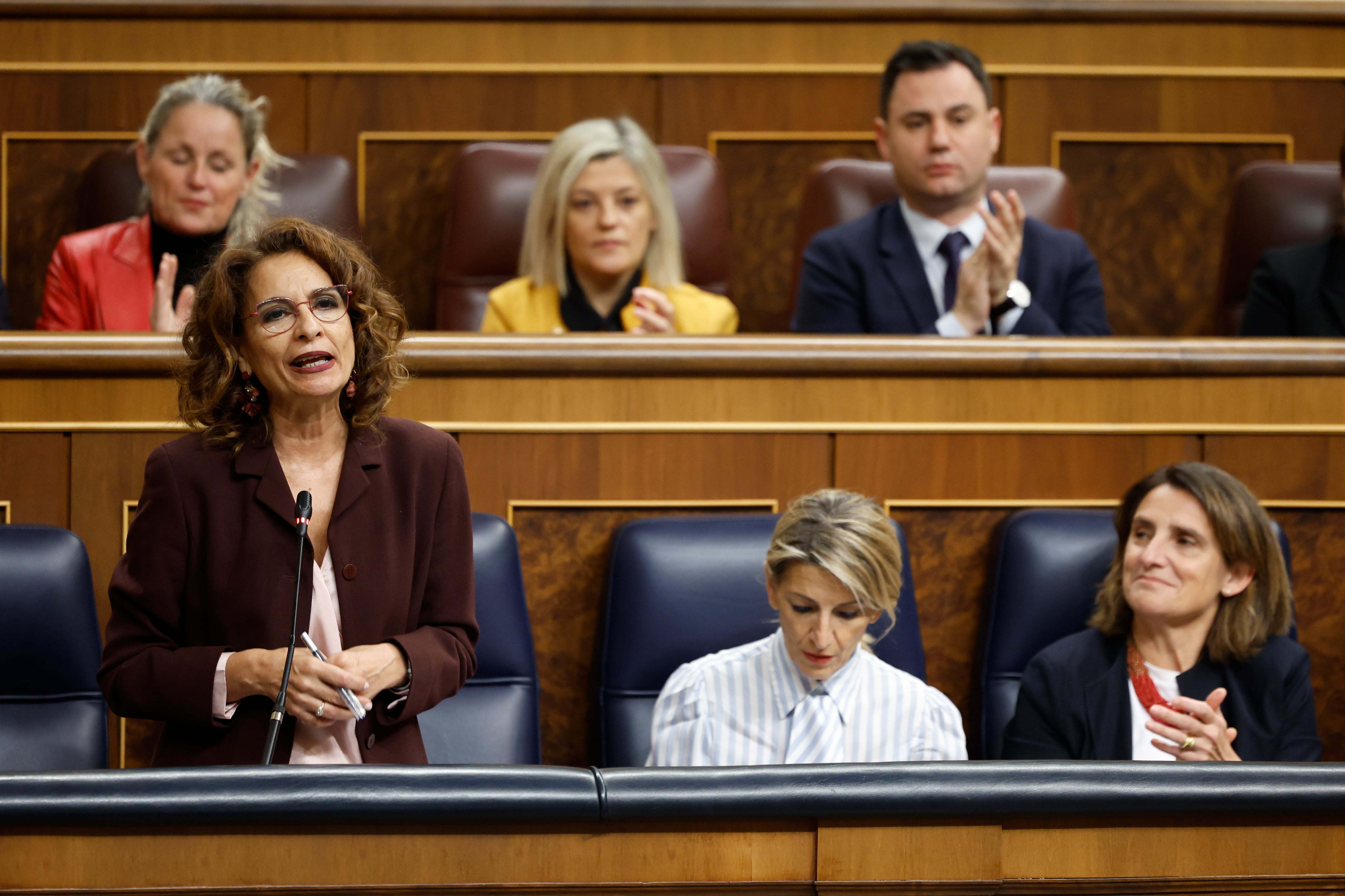 MADRID, 20/11/2024.- La vicepresidenta primera del Gobierno y ministra de Hacienda, María Jesús Montero (i), durante su intervención en la sesión de control al Ejecutivo este miércoles. EFE/ Mariscal