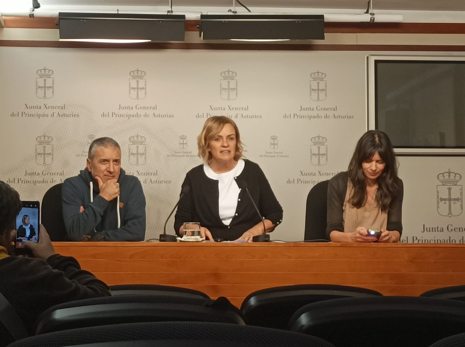 Xune Elipe, Covadonga Tomé, Laura Tuero durante su comparecencia para anunciar el sí a las cuentas