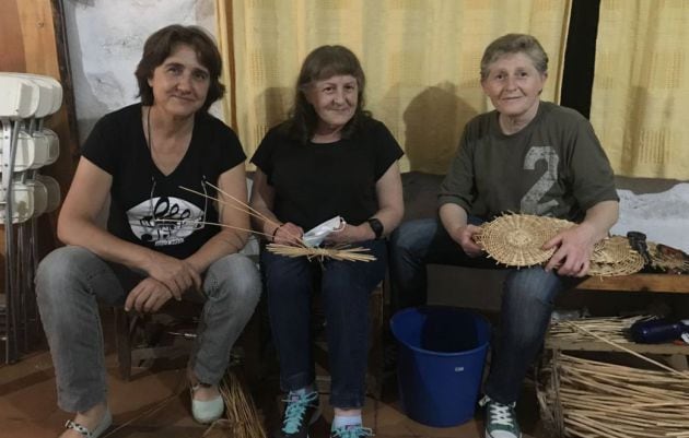 Pilar, Hortensia y Maribel, artesanas el mimbre.