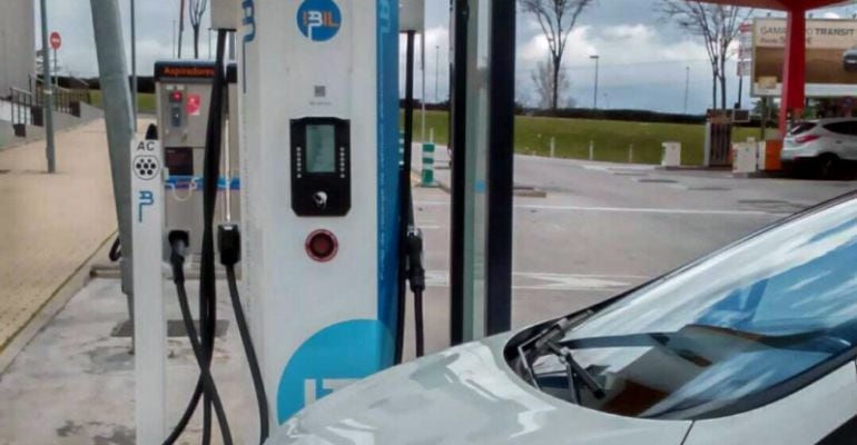 Un coche eléctrico en un punto de recarga