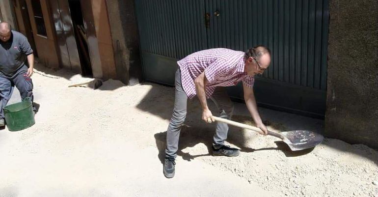 Vecinos de la Calle Sedeño cubren las zanjas realizadas por operarios del Ayuntamiento de Jaén.