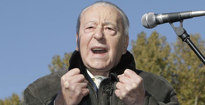 Fotografía de archivo de 2007 del líder histórico de la extrema derecha española y fundador de Fuerza Nueva, Blas Piñar