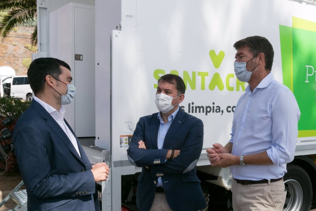 Guillermo Díaz Guerra (d), concejal de Sanidad del ayuntamiento de Santa Cruz de Tenerife