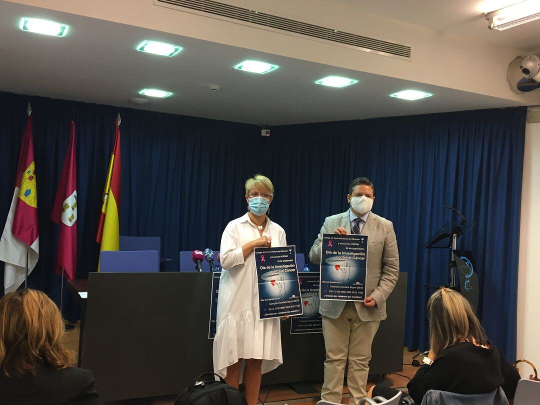 Presentación del cartel de la campaña entre ACEPAIN y el Colegio Oficial de Farmacéuticos de Albacete. 