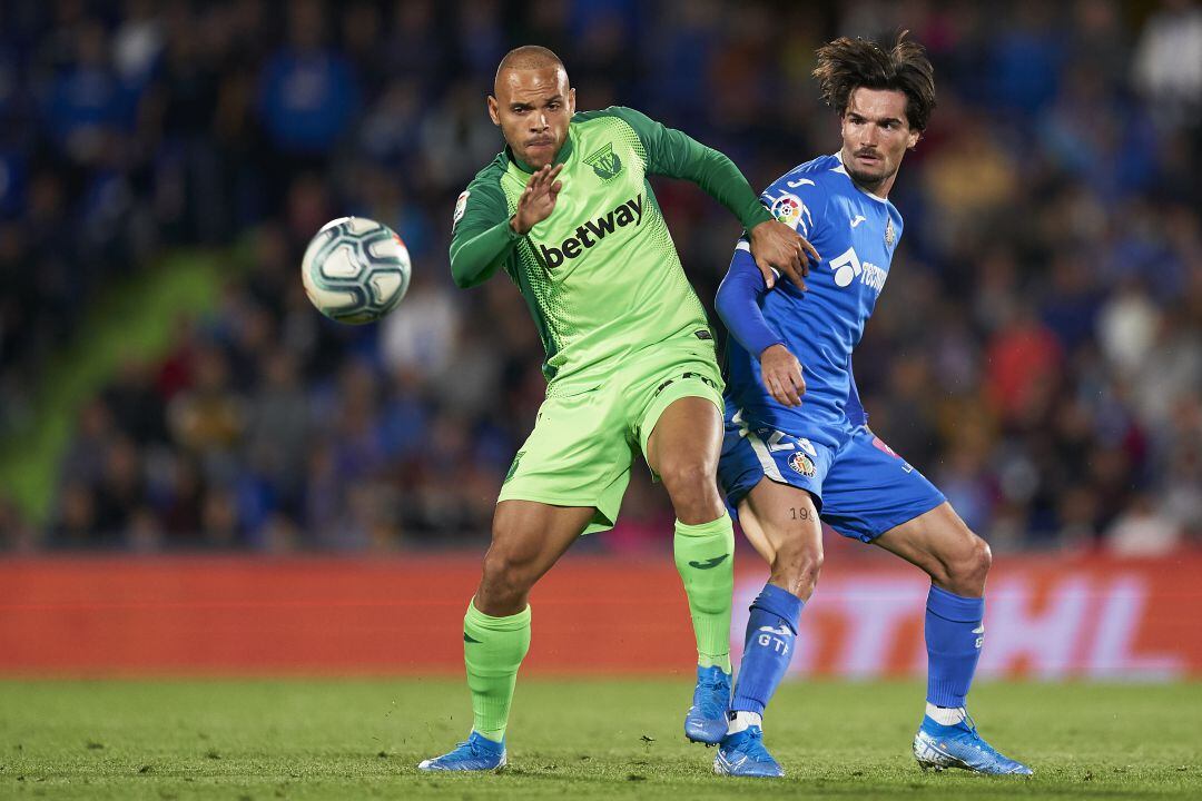 Braithwaite (Leganés) y Jason Remeseiro (Getafe) pelean por un balón durante el derbi de la primera vuelta en el Coliseum.