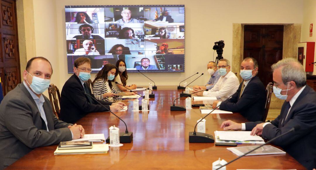 Mesa de Diálogo Social presidida por Ximo Puig y con la presencia, entre otros, del presidente de CEV, Salvador Navarro, secretario general de CCOOPV, Arturo León y secretario general de UGTPV, Ismael Sáez