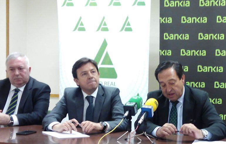 Pedro Barato, presidente nacional de ASAJA, junto a Joaquín Holgado, director territorial de Bankia en Castilla La Mancha y Francisco Lucas Torres director de Bankia en Ciudad Real