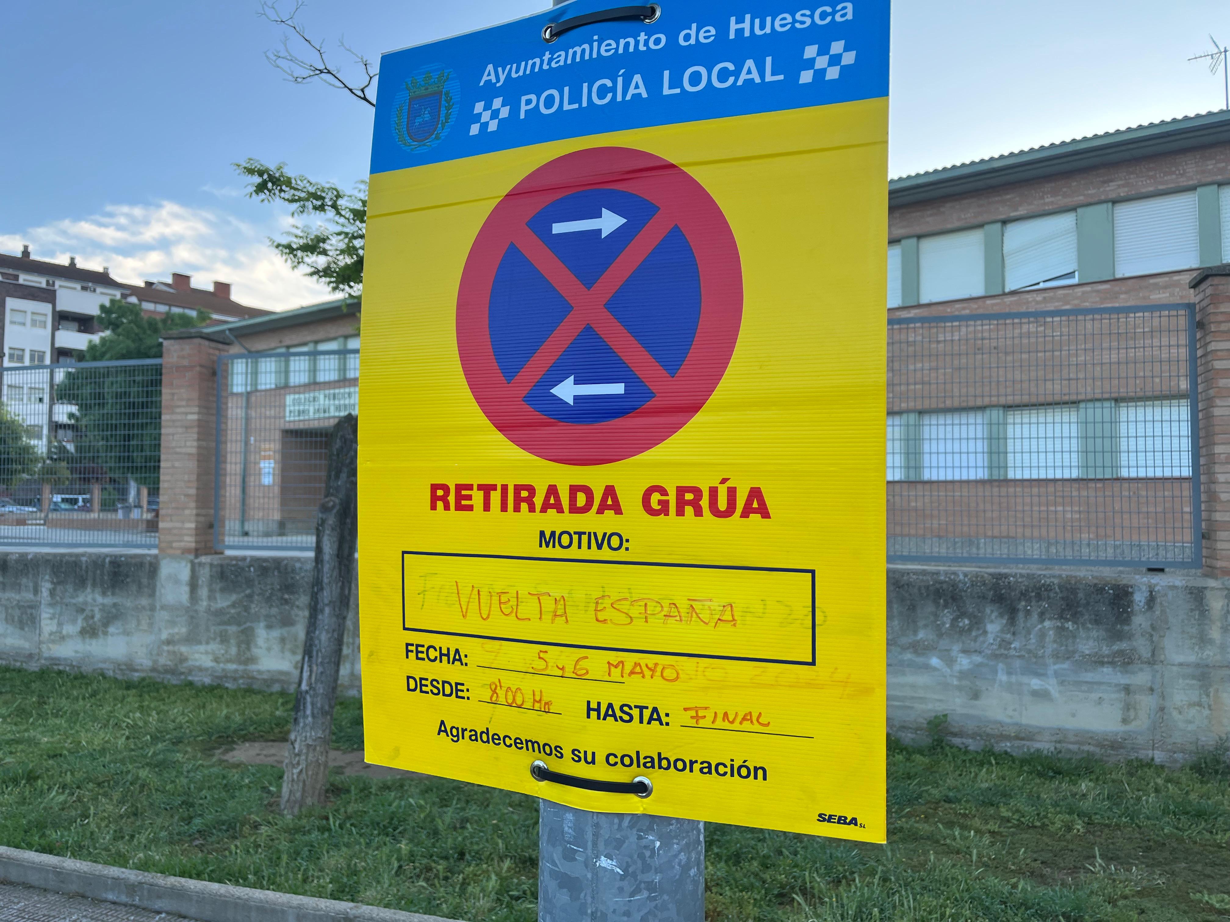 Carteles que anuncian restricciones para aparcar en Huesca por La Vuelta femenina