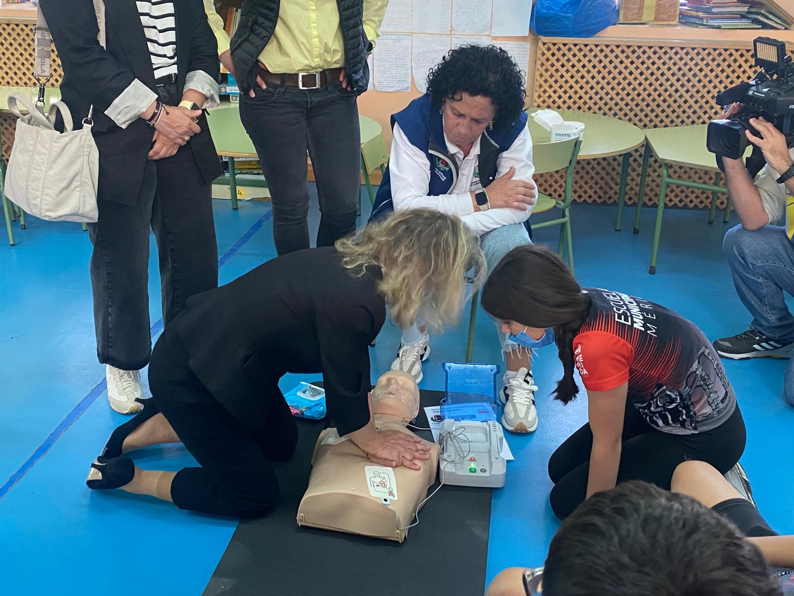 La consejera, Mercedes Vaquera, practicando la reanimación cardiopulmonar