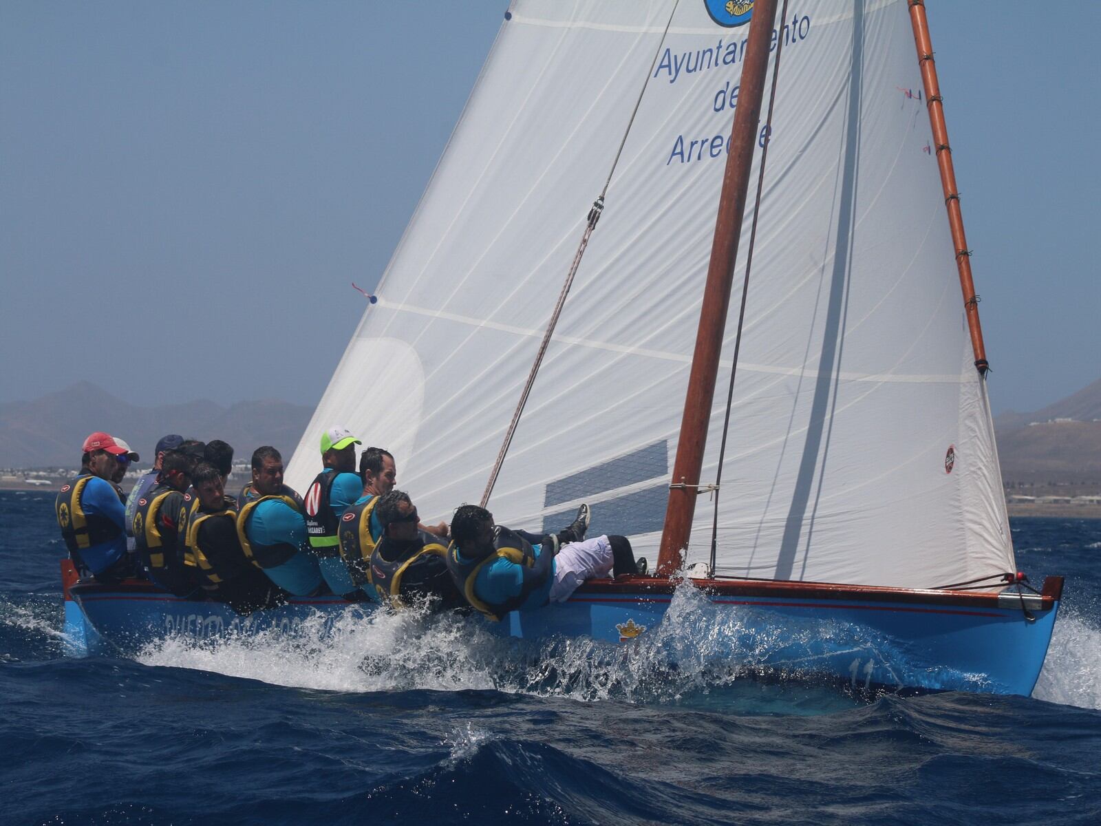 La tripulación del Puerto del Arrecife maniobrando en la regata.