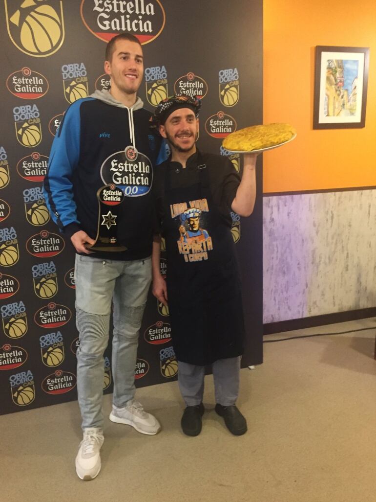 Matt Thomas, con su trofeo, y con el cocinero de La Ttita y una de sus famosas tortillas