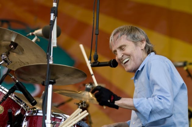 Levon Helm durante una actuación en el Festival de Jazz de Nueva Orleans en 2010