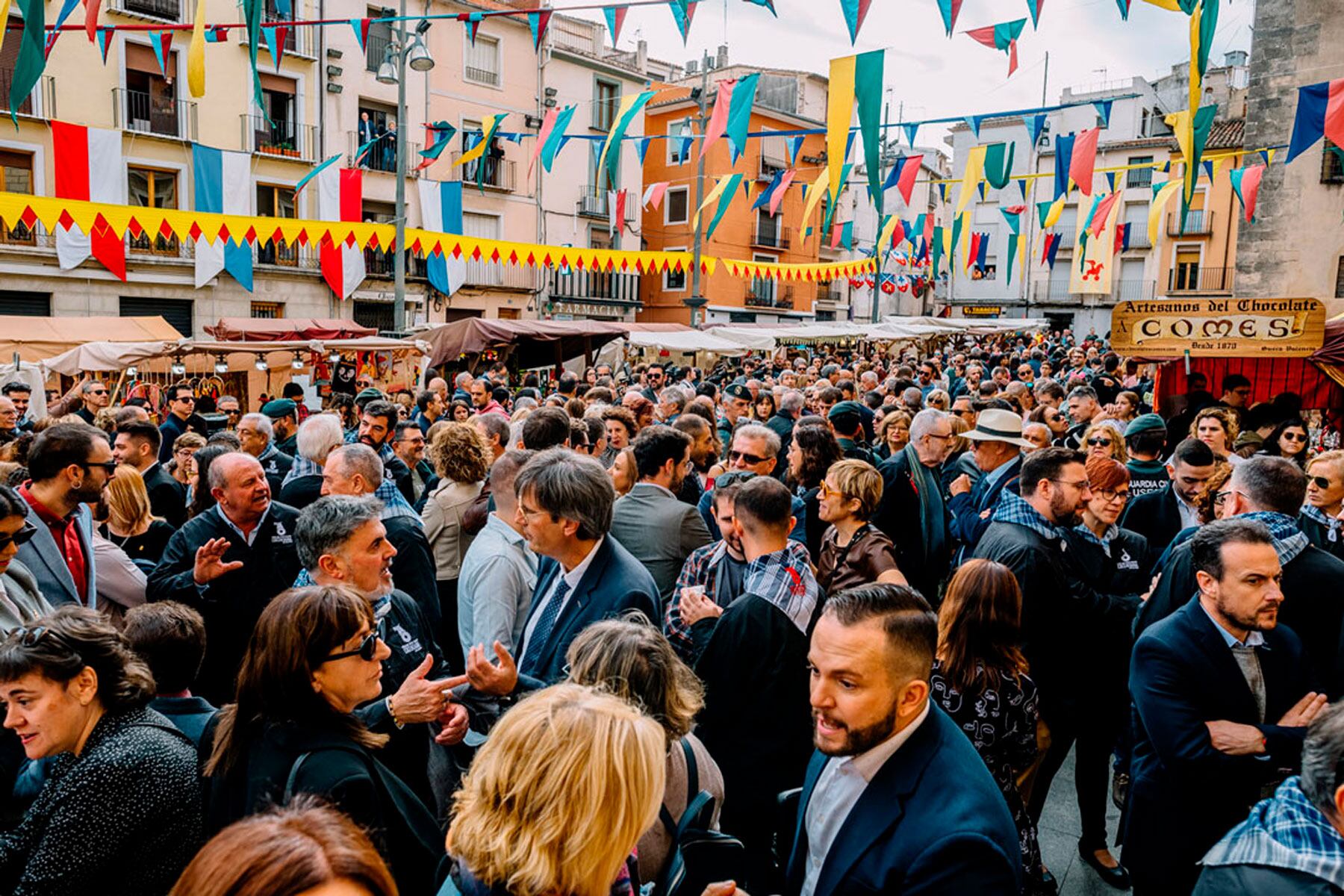 Imatge de la plaça del Pla el dia de la inauguració de la Fira de Tots Sants en la seua 677 edició