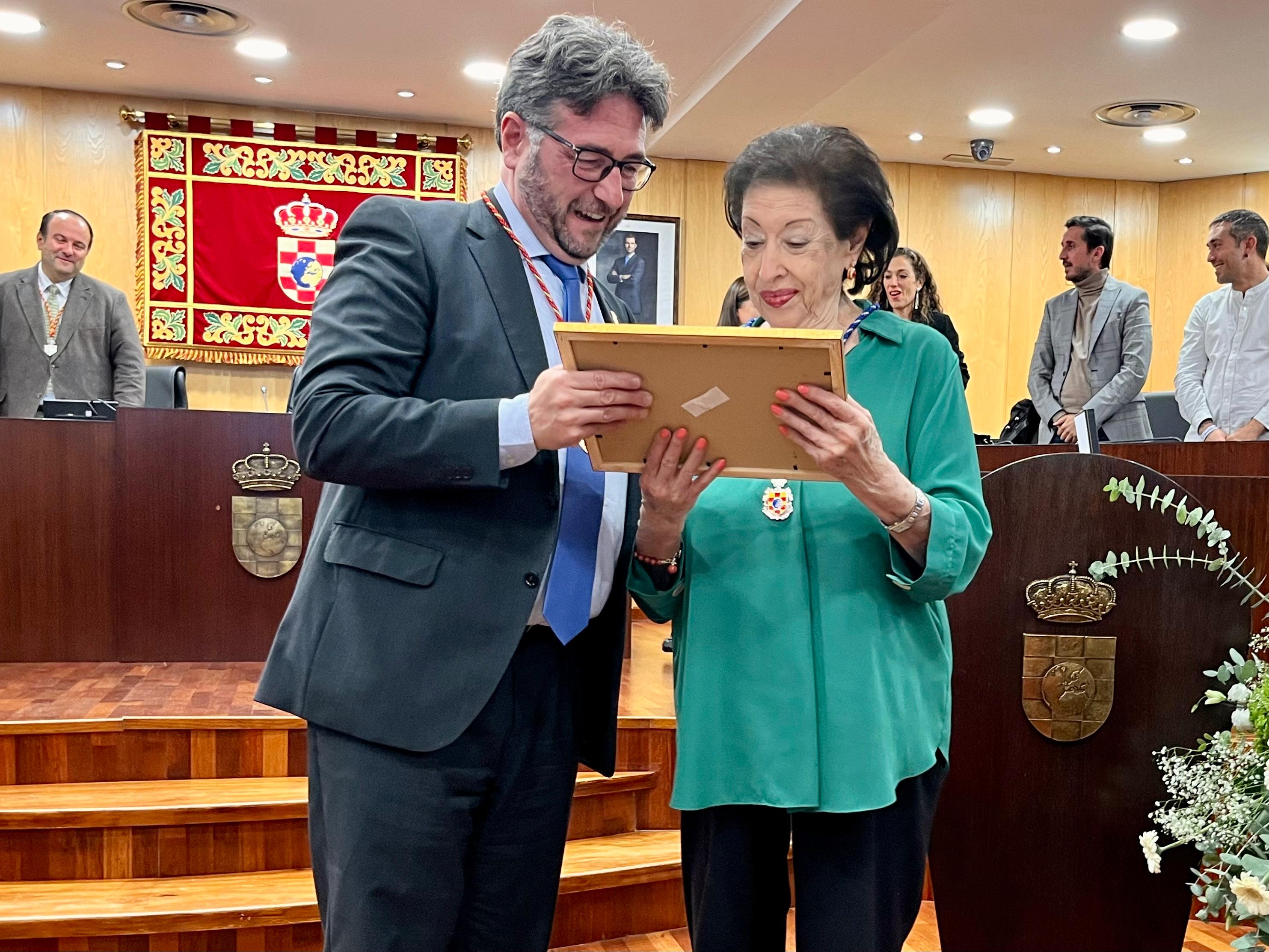 El alcalde, Salomón Aguado, entrega a Amelia del Castillo su título de Hija Predilecta de Pinto