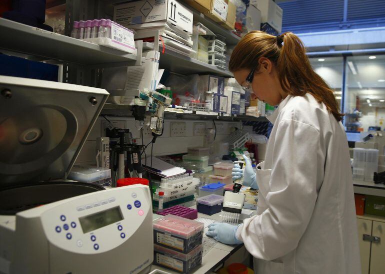 Una investigadora trabaja con la vacuna contra el virus del ébola en un laboratorio del Reino Unido