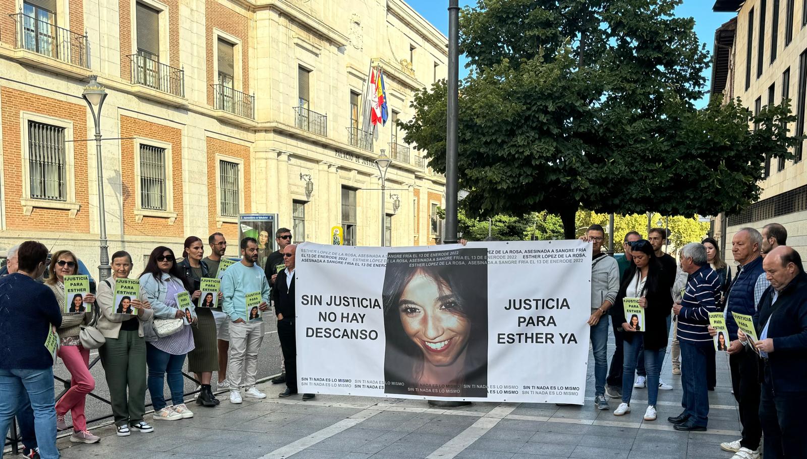 Última concentración de familiares y amigos de Esther López a las puertas del juzgado