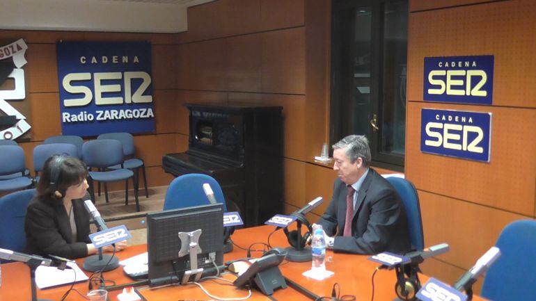 Alfonso Peña, presidente de la Cámara de Cuentas, en los estudios de Radio Zaragoza, junto a Eva Pérez Sorribes 