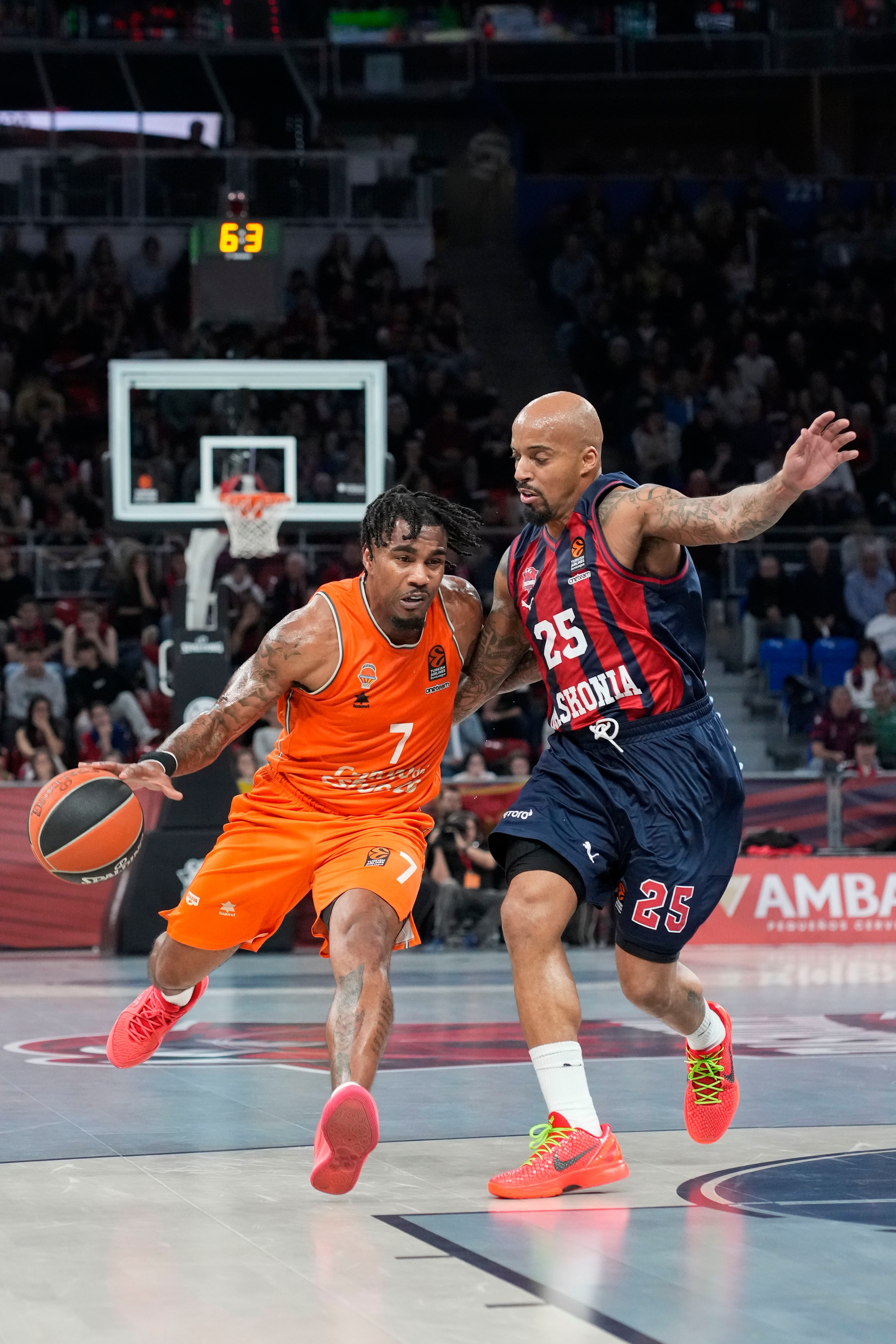 Vitoria, 26/01/2024.- El base estadounidense de Valencia Basket, Chris Jones (i), con el balón ante su compatriota, el jugador de Baskonia, Jordan Theodore, durante el encuentro correspondiente a la fase regular de la Euroliga disputado hoy viernes en el pabellón Fernando Buesa Arena de Vitoria. EFE/ADRIAN RUIZ HIERRO.
