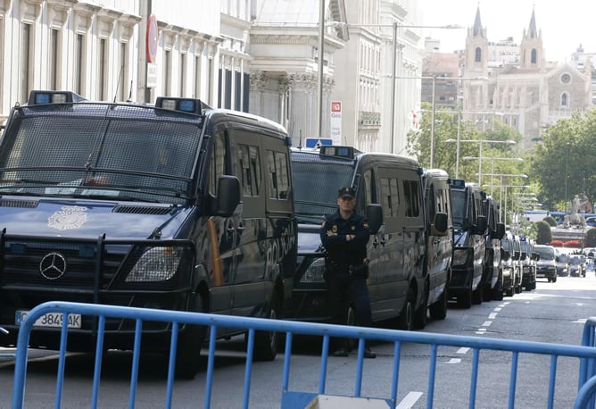 Furgones policiales frente al Congreso ante la manifestación convocada por el colectivo &#039;Rodea el Congreso&#039;