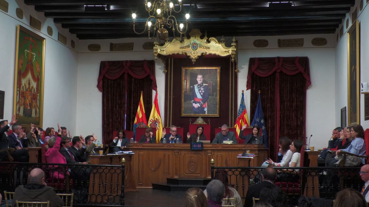 Vox y PP se unen contra la regularización de personas migrantes frente a PSOE y Compromís que les califican de "racistas y clasistas"