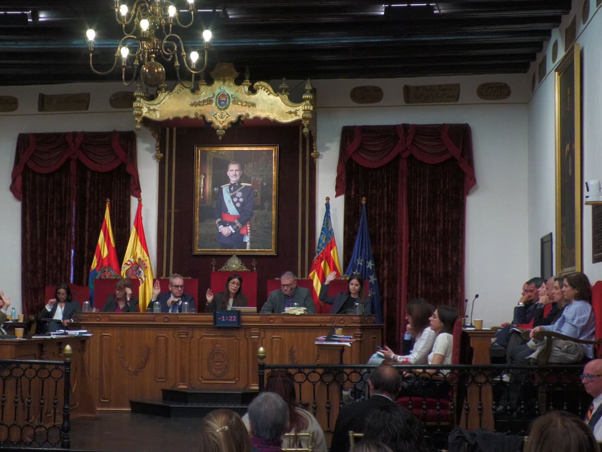 Vox y PP se unen contra la regularización de personas migrantes frente a PSOE y Compromís que les califican de "racistas y clasistas"