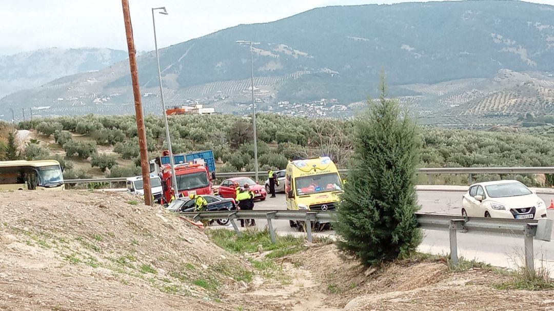 Momento en el que los Bomberos de Jaén están intentando excarcelar al conductor siniestrado