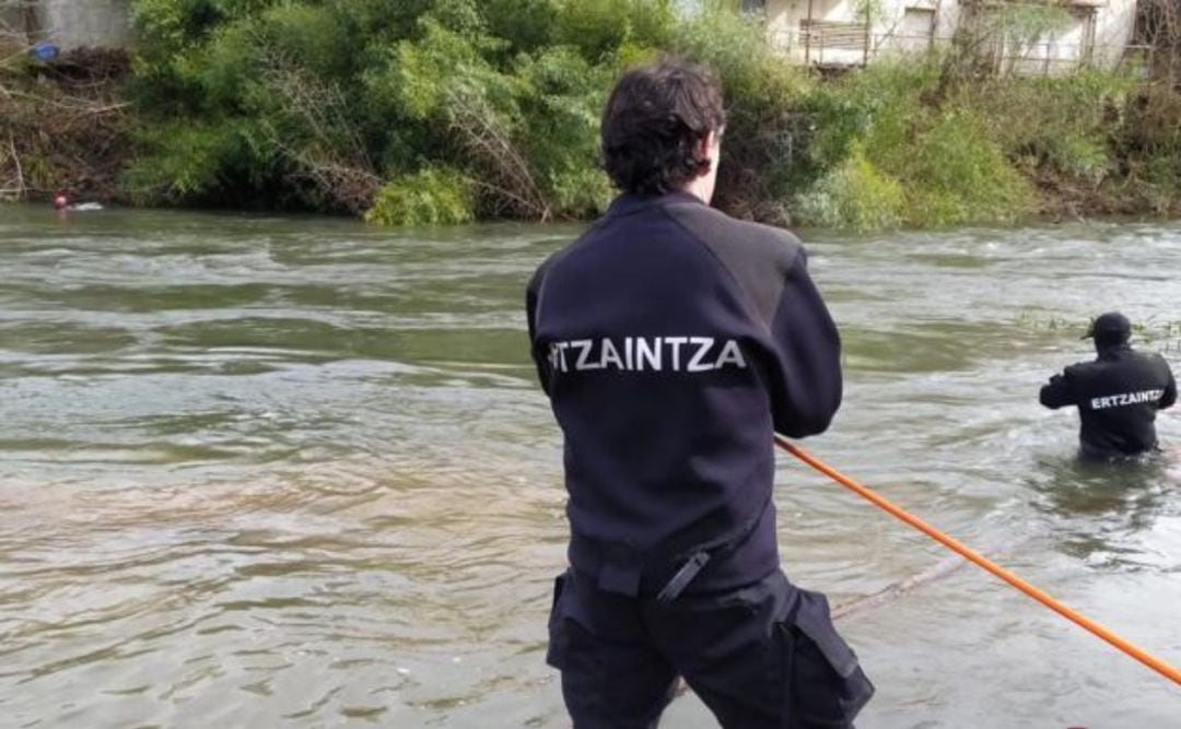 Búsqueda del cadáver en el río de Ataun