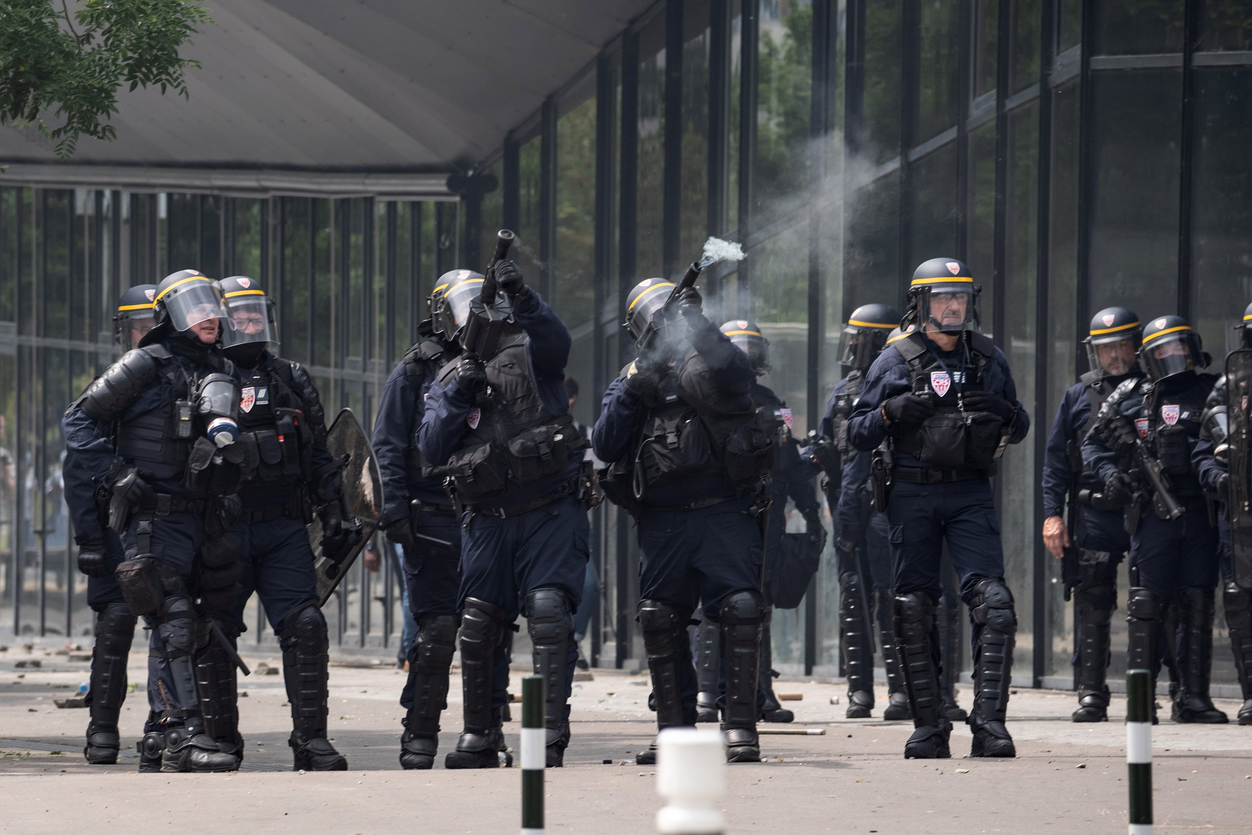 Policías antidisturbios franceses en Nanterre