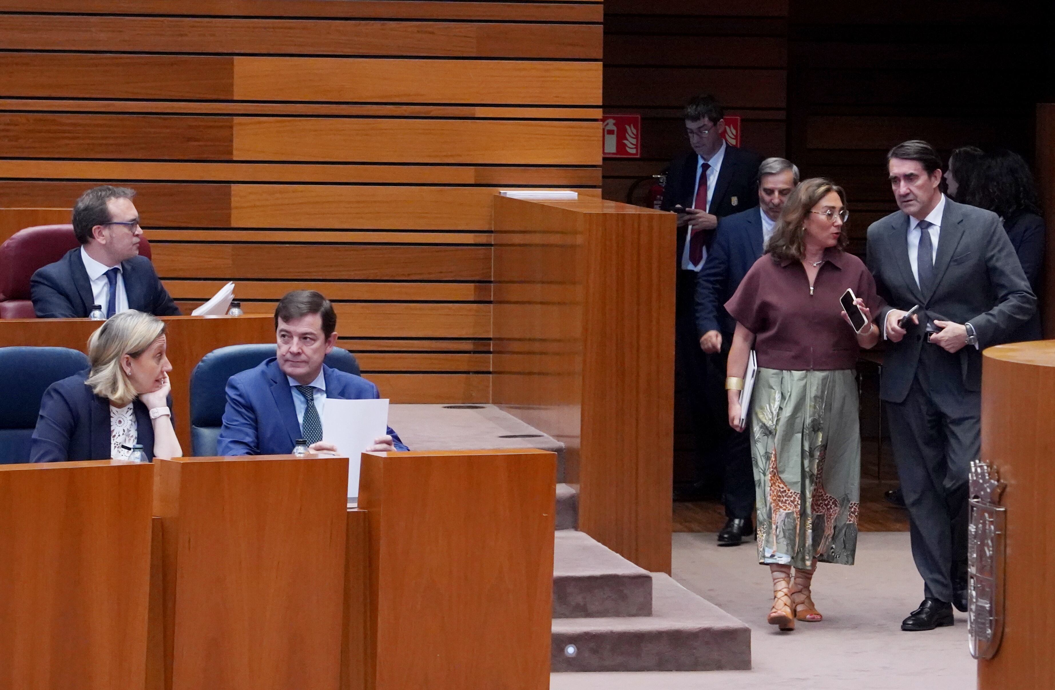 El consejero de Medio Ambiente, Vivienda y Ordenación del Territorio la Junta de Castilla y León Juan Carlos Suárez-Quiñones en el Pleno de las Cortes de Castilla y León junto a la consejera de Agricultura María González Corral | ICAL