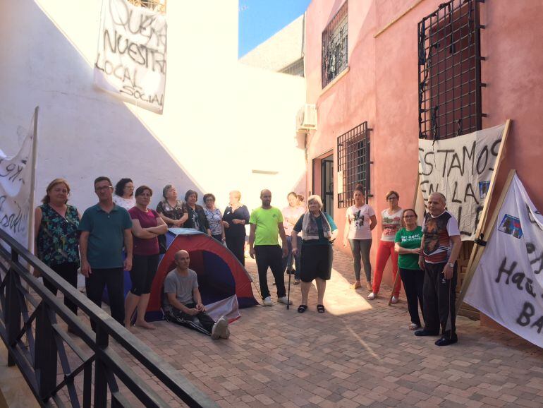 Vecinos de San Pedro concentrados ante el local social donde se han encerrado