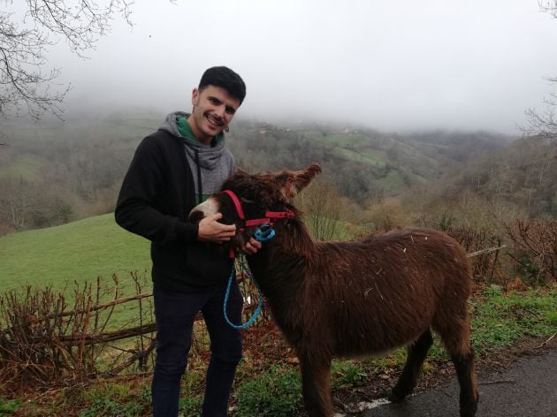 Comparte casa con una perra, Zambra, con un gato, Montonín, y con una burra de madre zamorana a la que ha puesto el nombre de Xuana de Arco