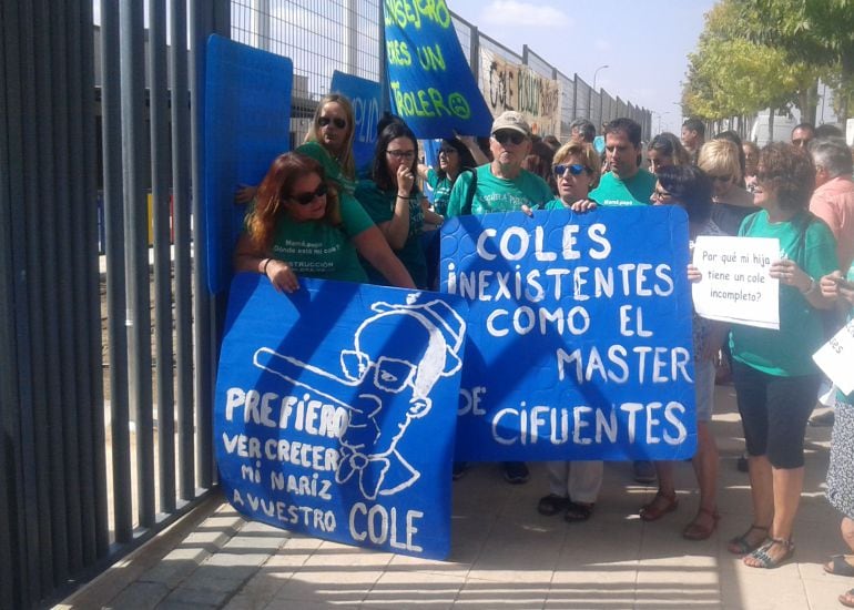 Miembros de las AMPAS de Getafe se concentran para protestar ante el consejero de Educación regional.