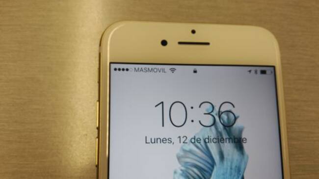 El micrófono secundario se encuentra junto al altavoz superior.