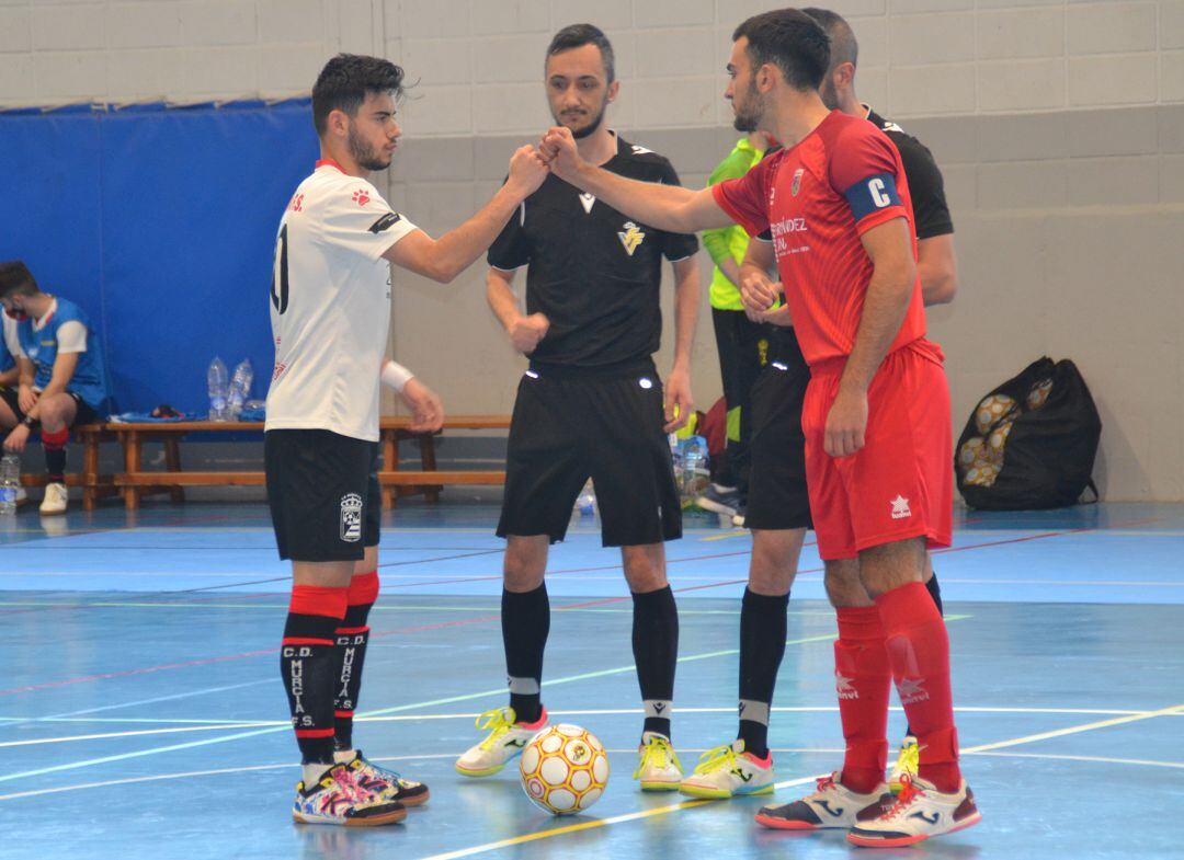 Saludos entre capitanes del Paidos y CD Murcia.