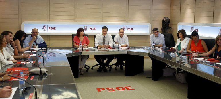 El secretario general del PSOE, Pedro Sánchez, junto a la presidenta del partido, Micaela Navarro, y el secretario de Organización, César Luena.