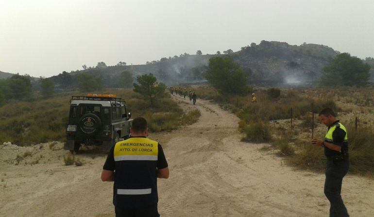 Labores de extinción del incendio declarado por un rayo en el paraje de Las Alquerías, Zarcilla de Ramos, Lorca.