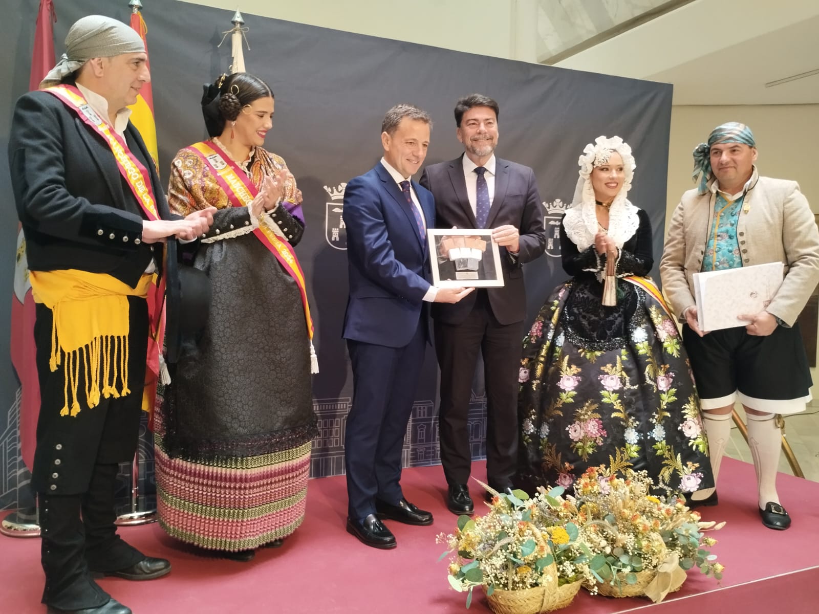 Los alcaldes de Alicante y Albacete, Luis Barcala y Manuel Serrano junto con las representantes de las fiestas de ambas ciudades
