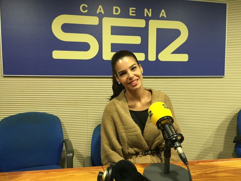 Priscila Medina Quintero en los estudios de Radio Club Tenerife. 