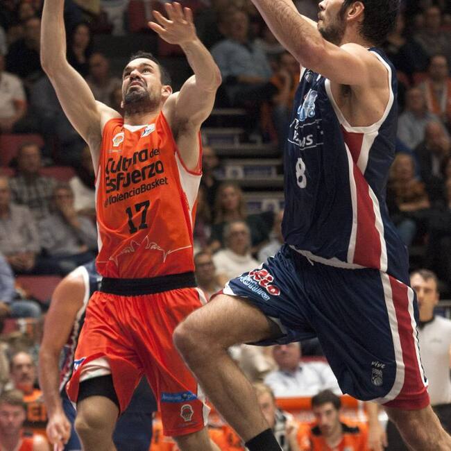 GRA260. VALENCIA, 31/10/2015.- El pívot del Rio Natura Monbus Obradoido Juan José Triguero (d) intenta un tapón al escolta del Valencia Rafa Martínez (i), durante el partido de la cuarta jornada de la Liga ACB que se juega hoy en el Pabellón Fuente de San Luis de Valencia. EFE/Miguel Ángel Ferrera