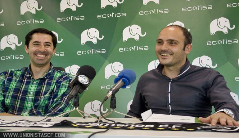 Momento de la firma entre Jorge García y Javier Tejedor