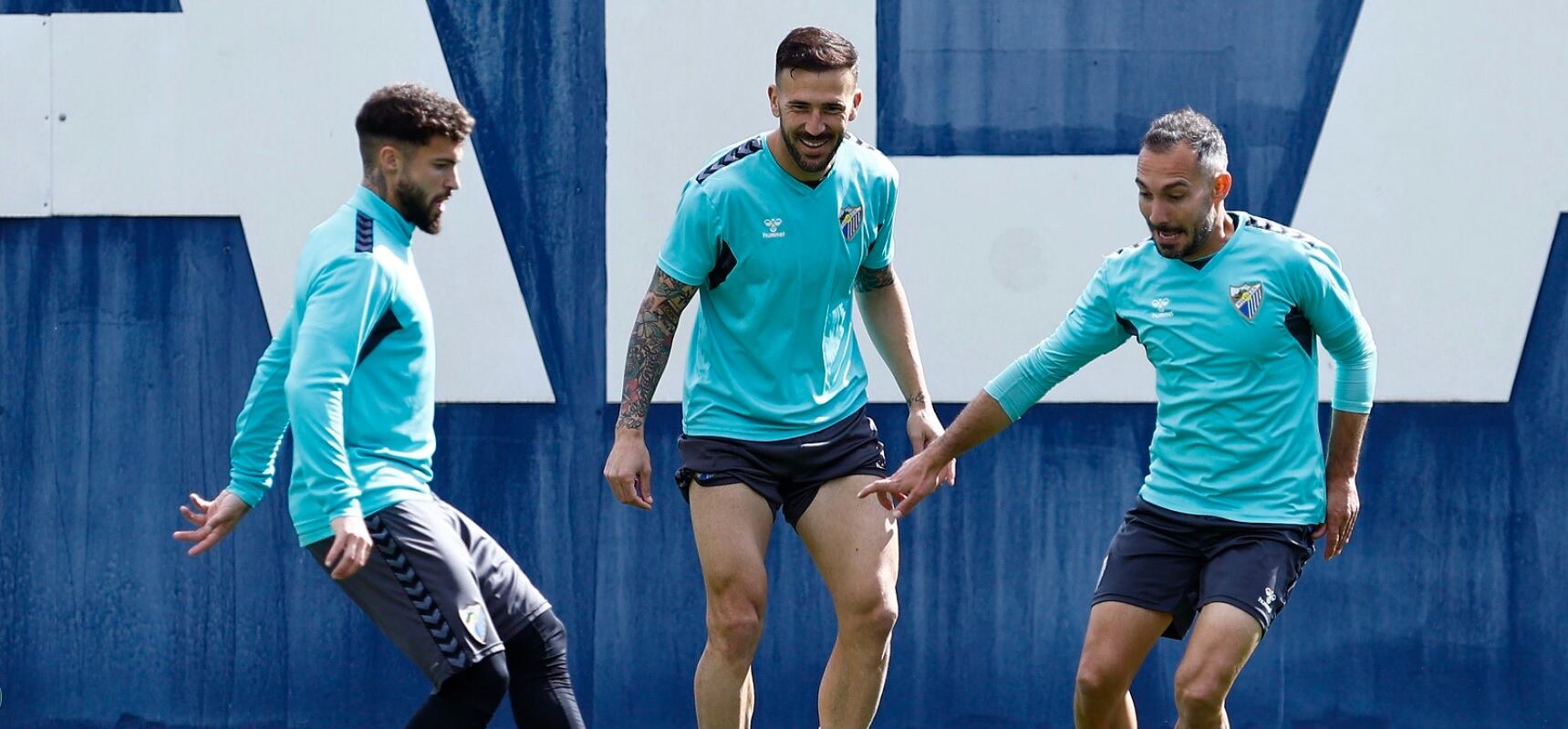 Dioni, en el centro de la imagen junto a Ferreiro (derecha) y Dani Sánchez (izquierda) durante el entrenamiento del miércoles