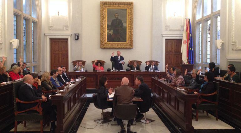 El moment de les votacions, amb el govern recolzant el vot del PSC.